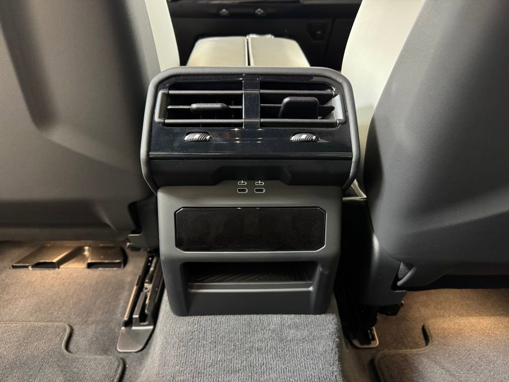 Used 2025 BMW M5 w/ Carbon Package image 19