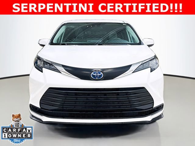 Used 2025 Toyota Sienna LE image 3
