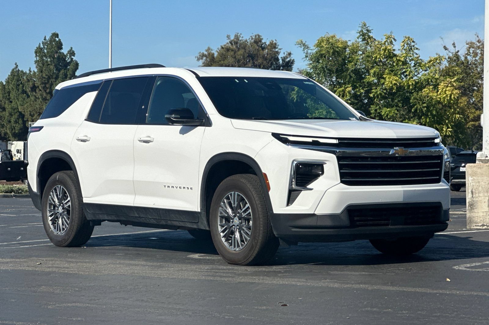 Used 2026 Chevrolet Traverse LT w/ Driver Confidence Package FWD image 2
