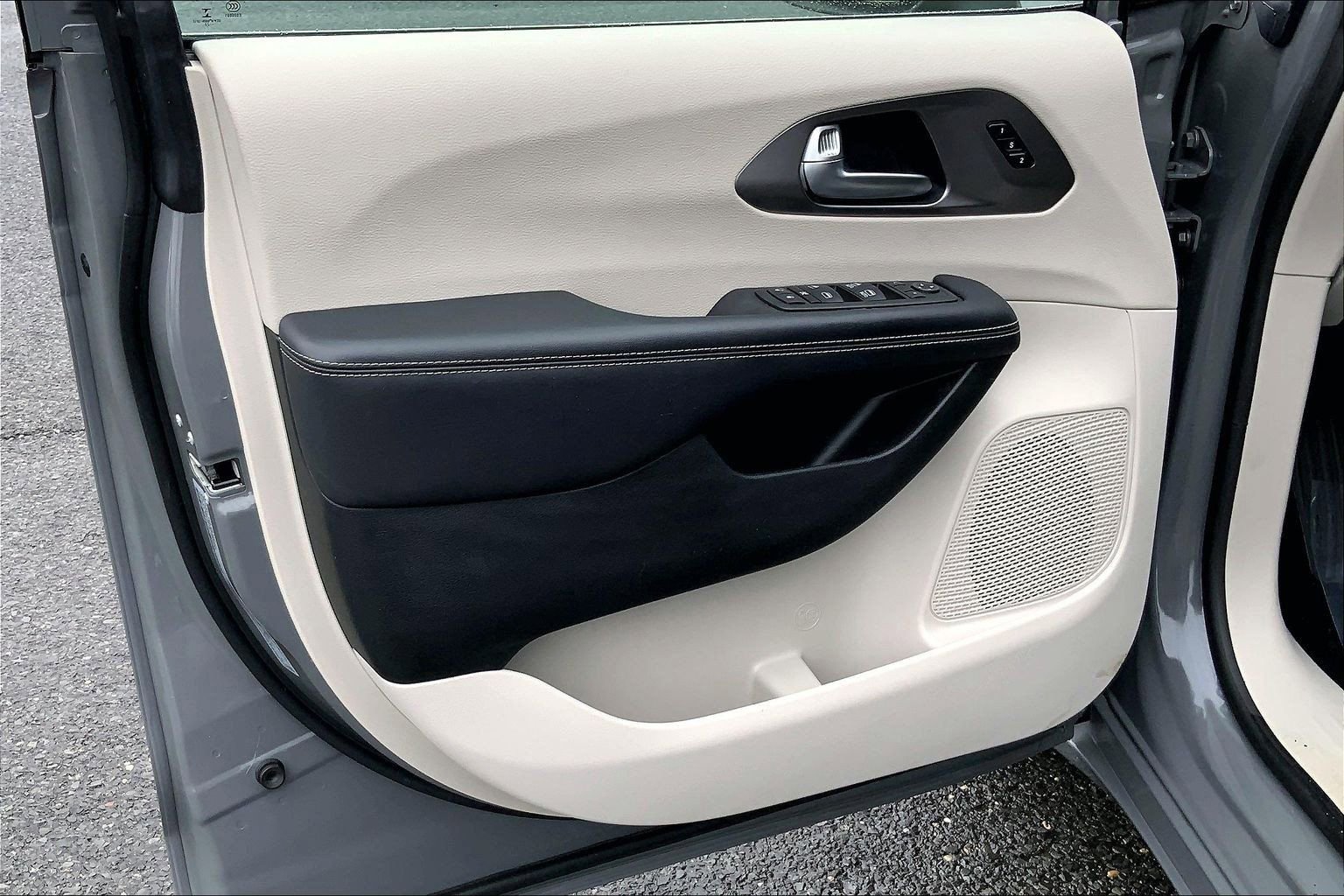 Certified 2023 Chrysler Pacifica Touring-L image 18