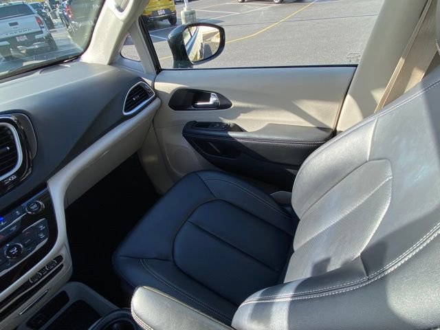 Used 2024 Chrysler Pacifica Touring-L image 27