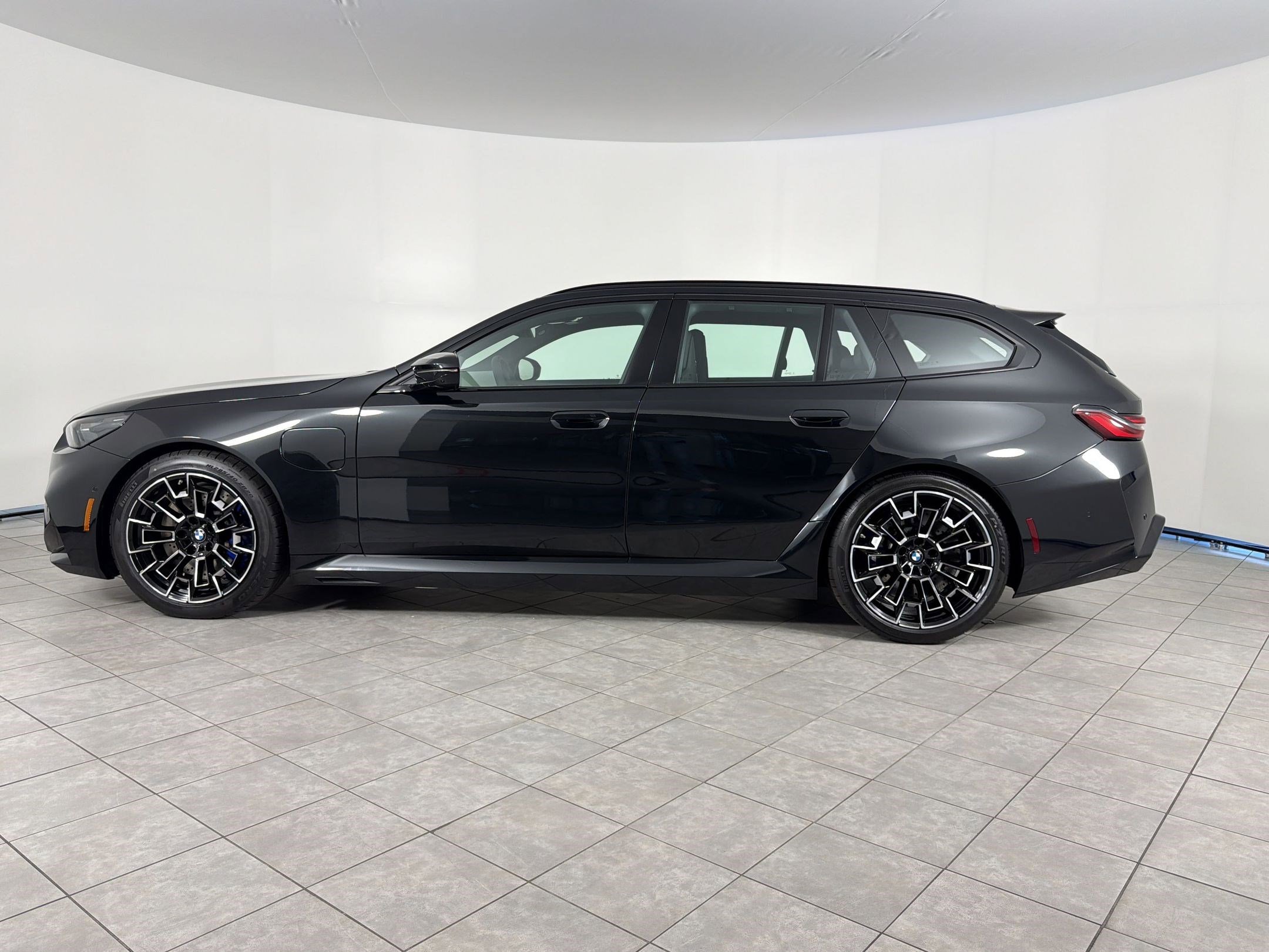 New 2027 BMW M5 Touring AWD/4WD image 2