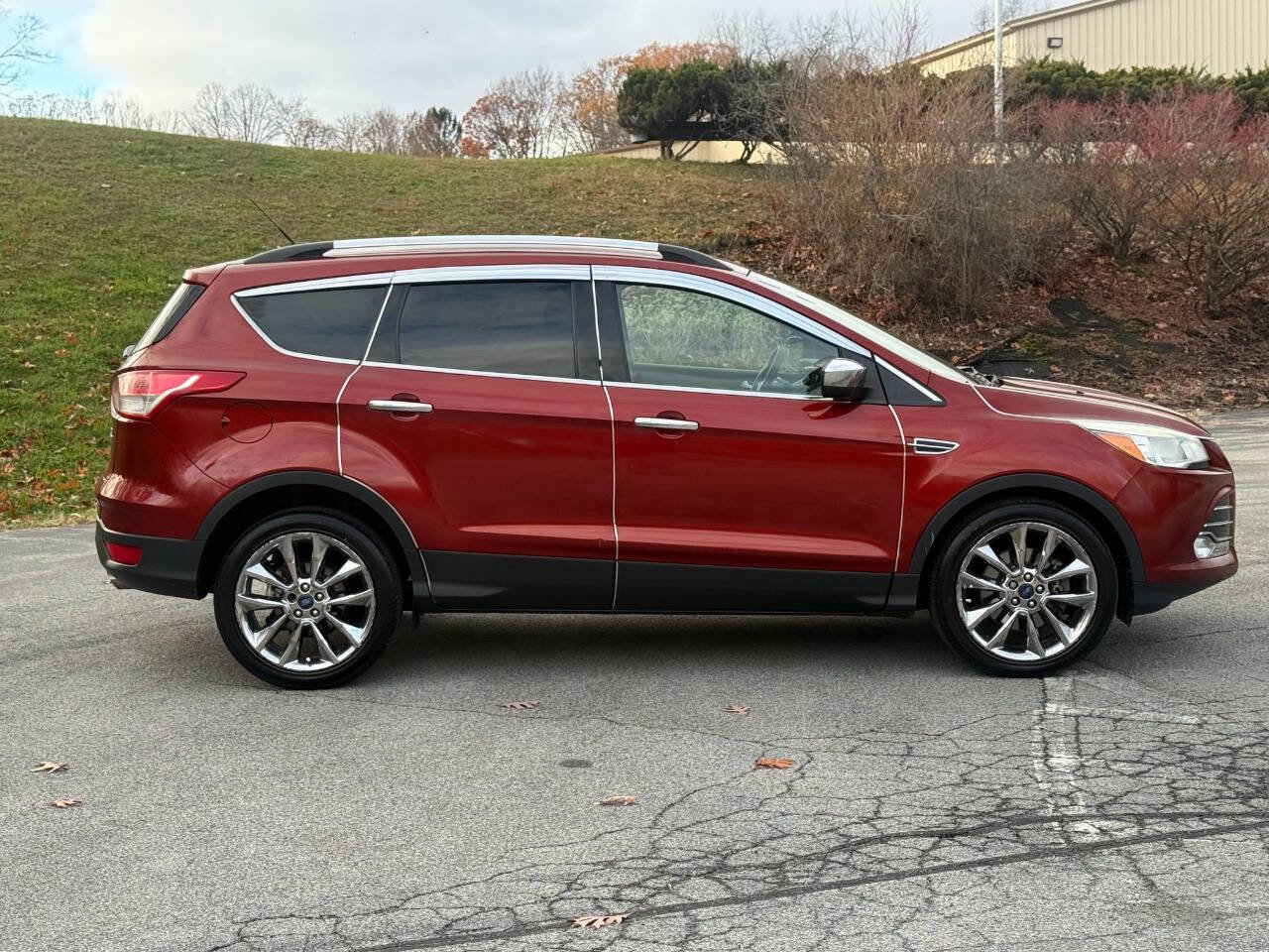 Used 2015 Ford Escape SE w/ SE Chrome Package image 4