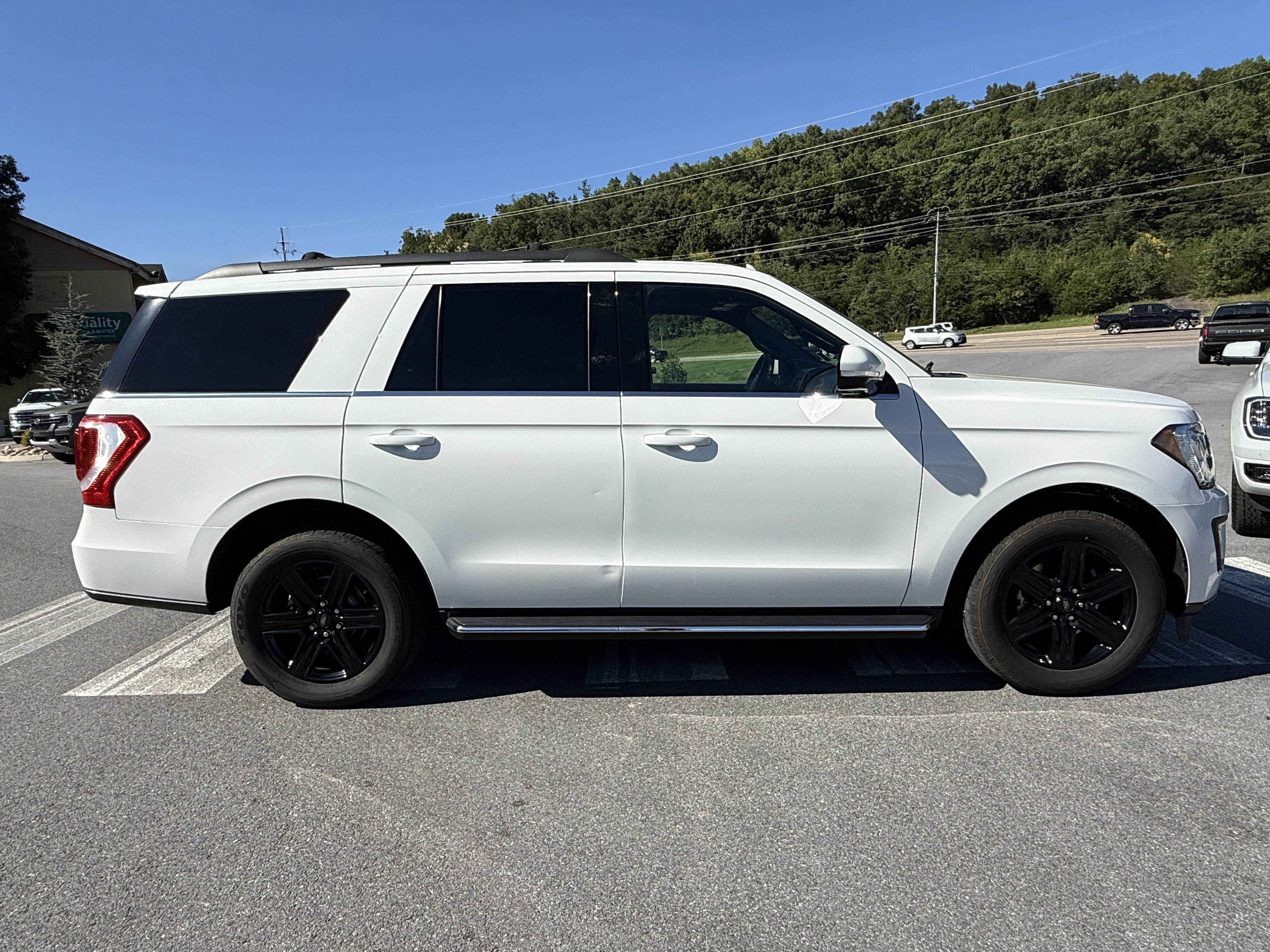 Used 2020 Ford Expedition XLT w/ Equipment Group 202A AWD/4WD image 4