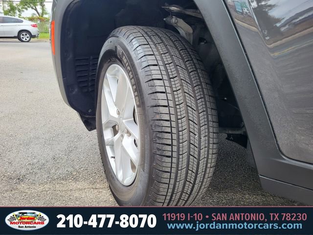 Used 2025 Jeep Grand Cherokee Laredo X RWD image 34