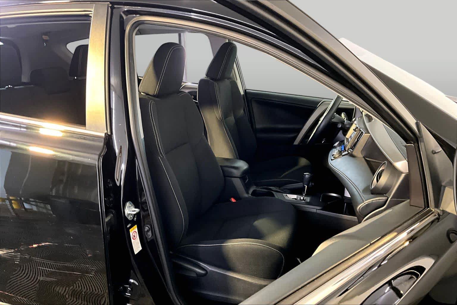 Used 2018 Toyota RAV4 XLE AWD/4WD image 8
