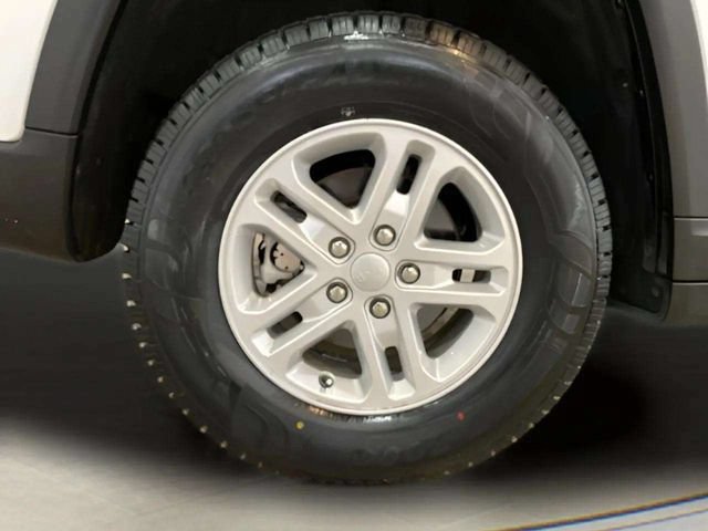 Used 2024 Jeep Grand Cherokee Laredo RWD image 89