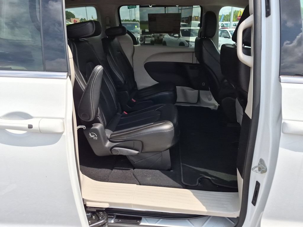 Used 2023 Chrysler Pacifica Touring-L FWD image 33
