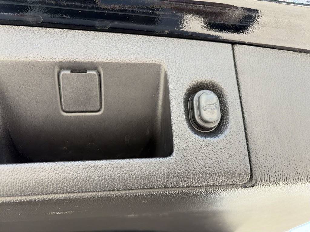 Used 2018 Chevrolet Tahoe Premier RWD image 37