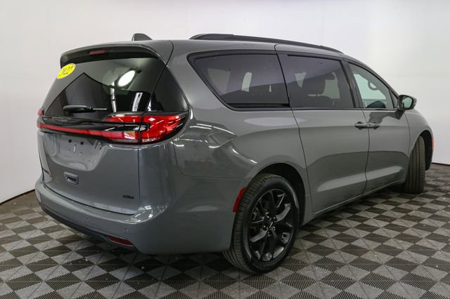 Used 2022 Chrysler Pacifica Touring-L w/ Uconnect Theater Family Group AWD/4WD image 13