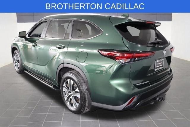 Used 2025 Toyota Highlander XLE AWD/4WD image 3