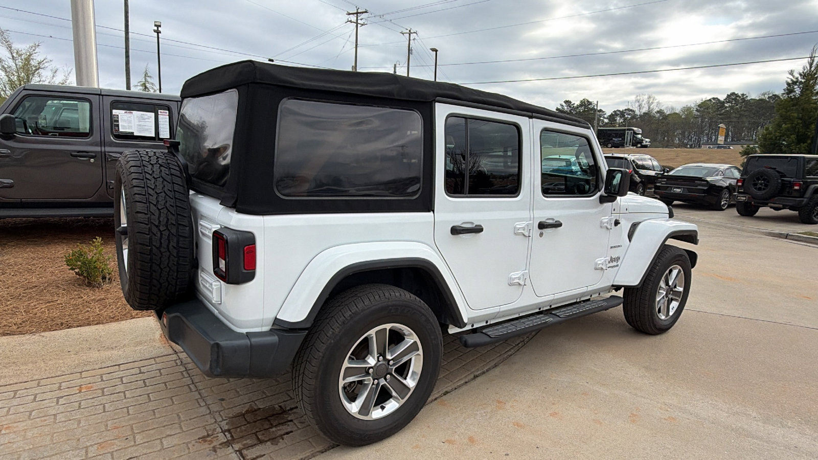 Used 2018 Jeep Wrangler Unlimited Sahara AWD/4WD image 8
