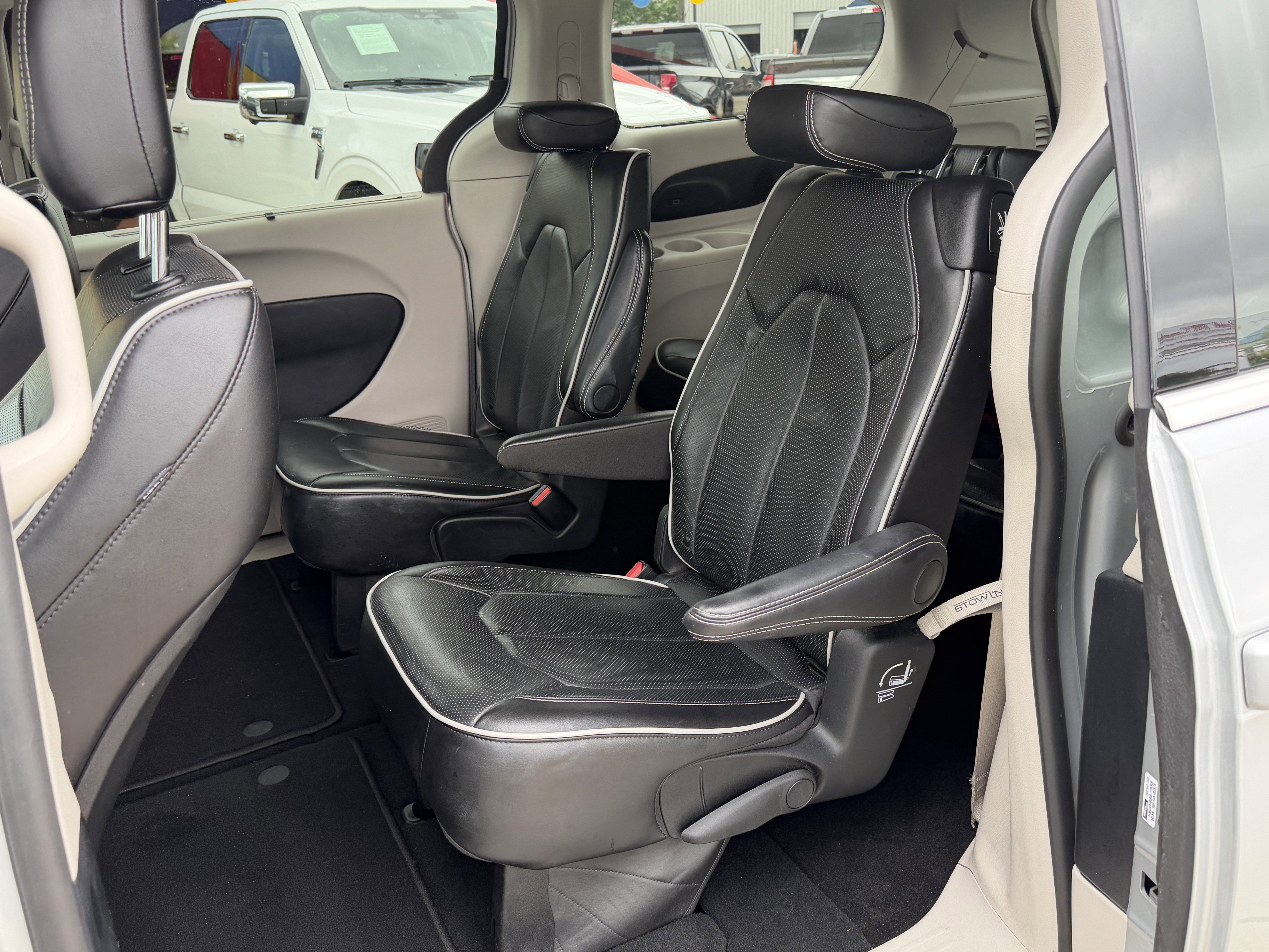 Used 2024 Chrysler Pacifica Limited FWD image 12