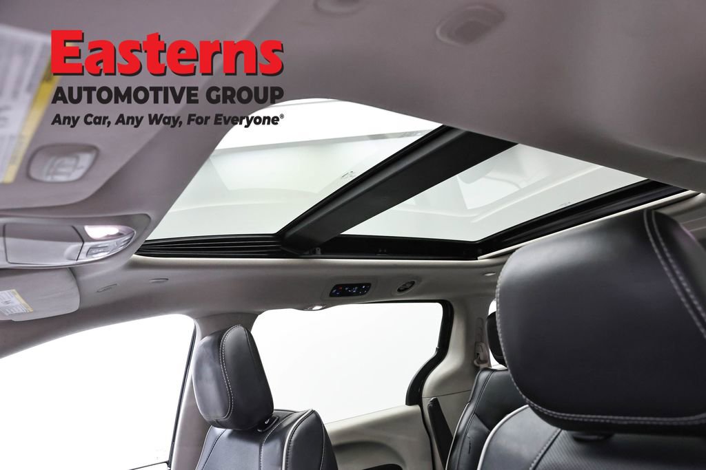 Used 2023 Chrysler Pacifica Limited FWD image 37