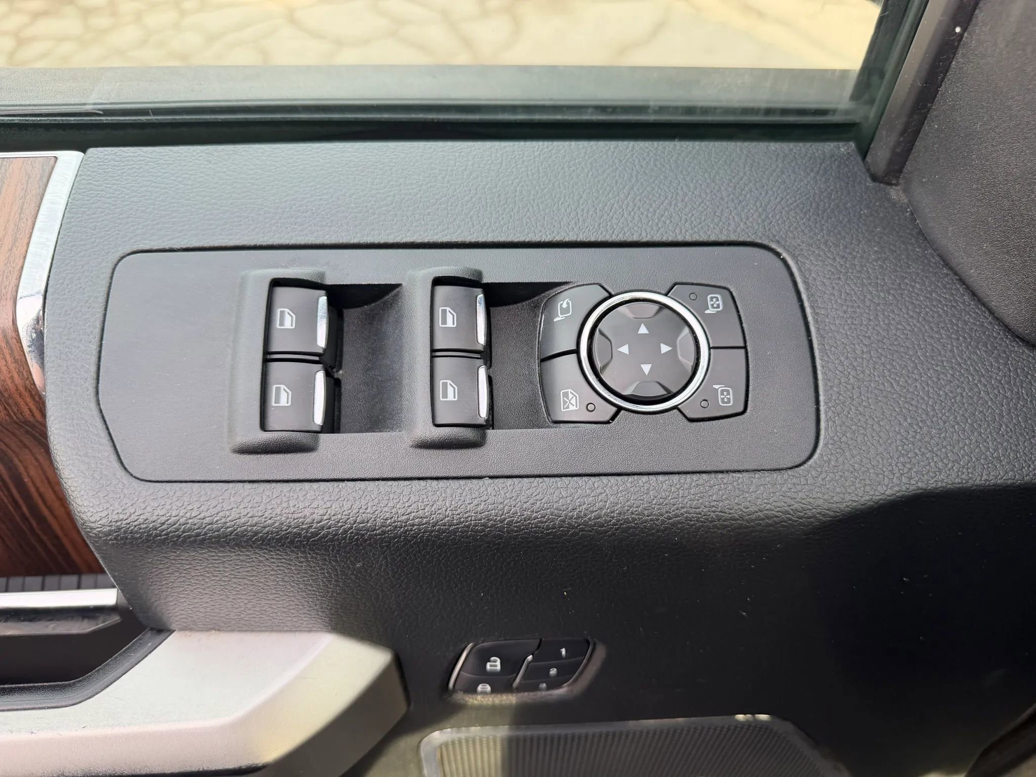 Used 2015 Ford F150 Lariat image 26