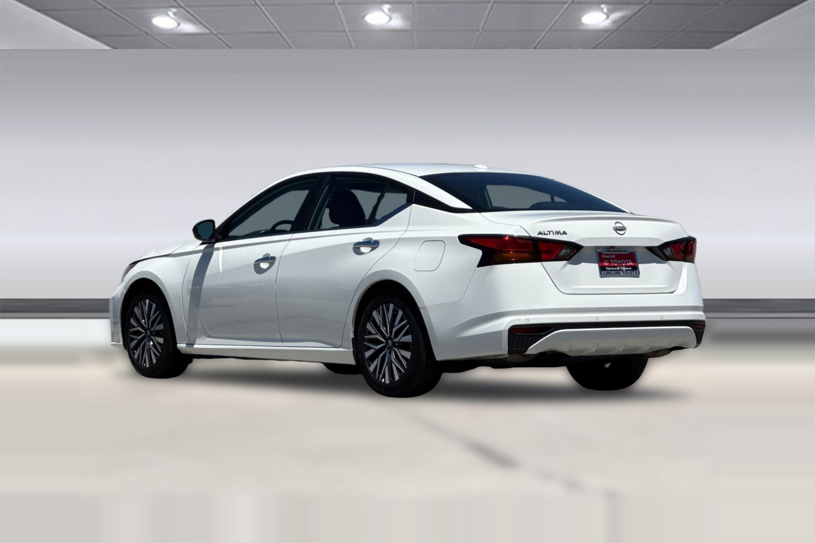 Used 2025 Nissan Altima 2.5 SV FWD image 3