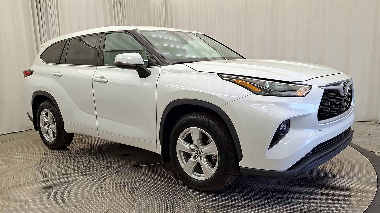 Used 2022 Toyota Highlander LE AWD/4WD image 5