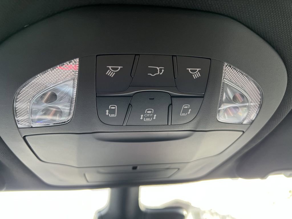 Used 2026 Chrysler Pacifica Select image 14