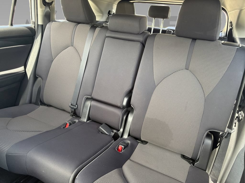 Used 2023 Toyota Highlander LE FWD image 12