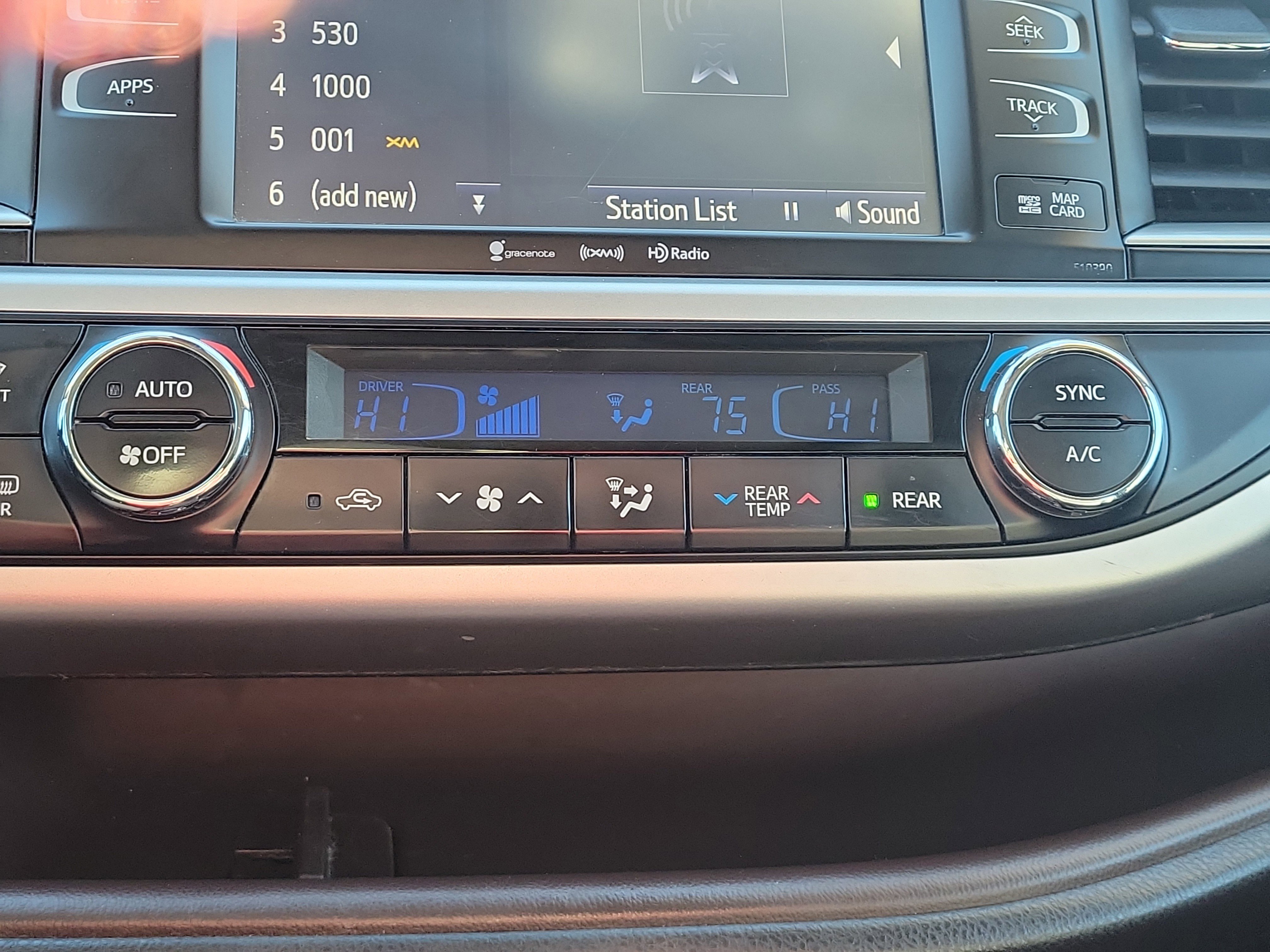 Used 2019 Toyota Highlander XLE image 28