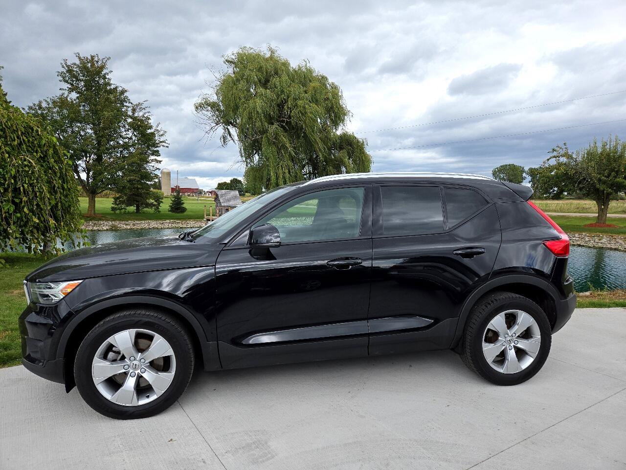 Used 2021 Volvo XC40 T4 Momentum image 2