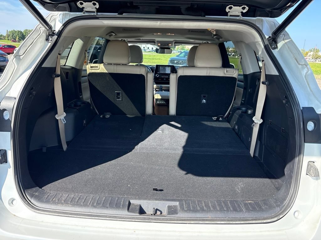 Used 2022 Toyota Highlander XLE AWD/4WD image 11