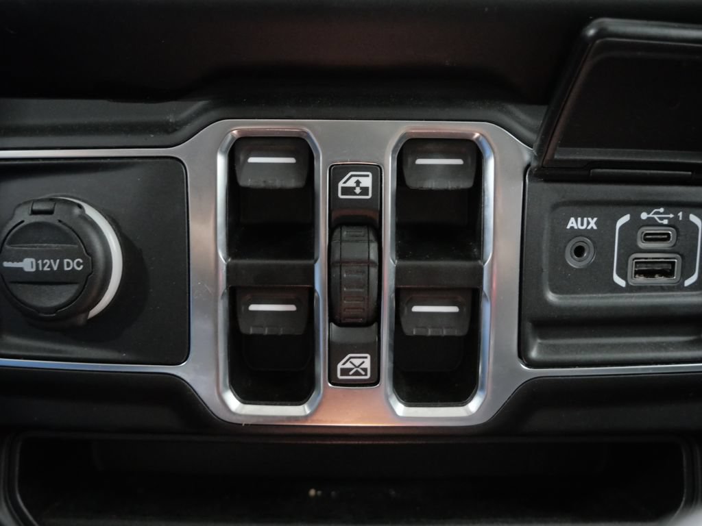 Used 2022 Jeep Wrangler Unlimited Sahara w/ Cold Weather Group AWD/4WD image 21