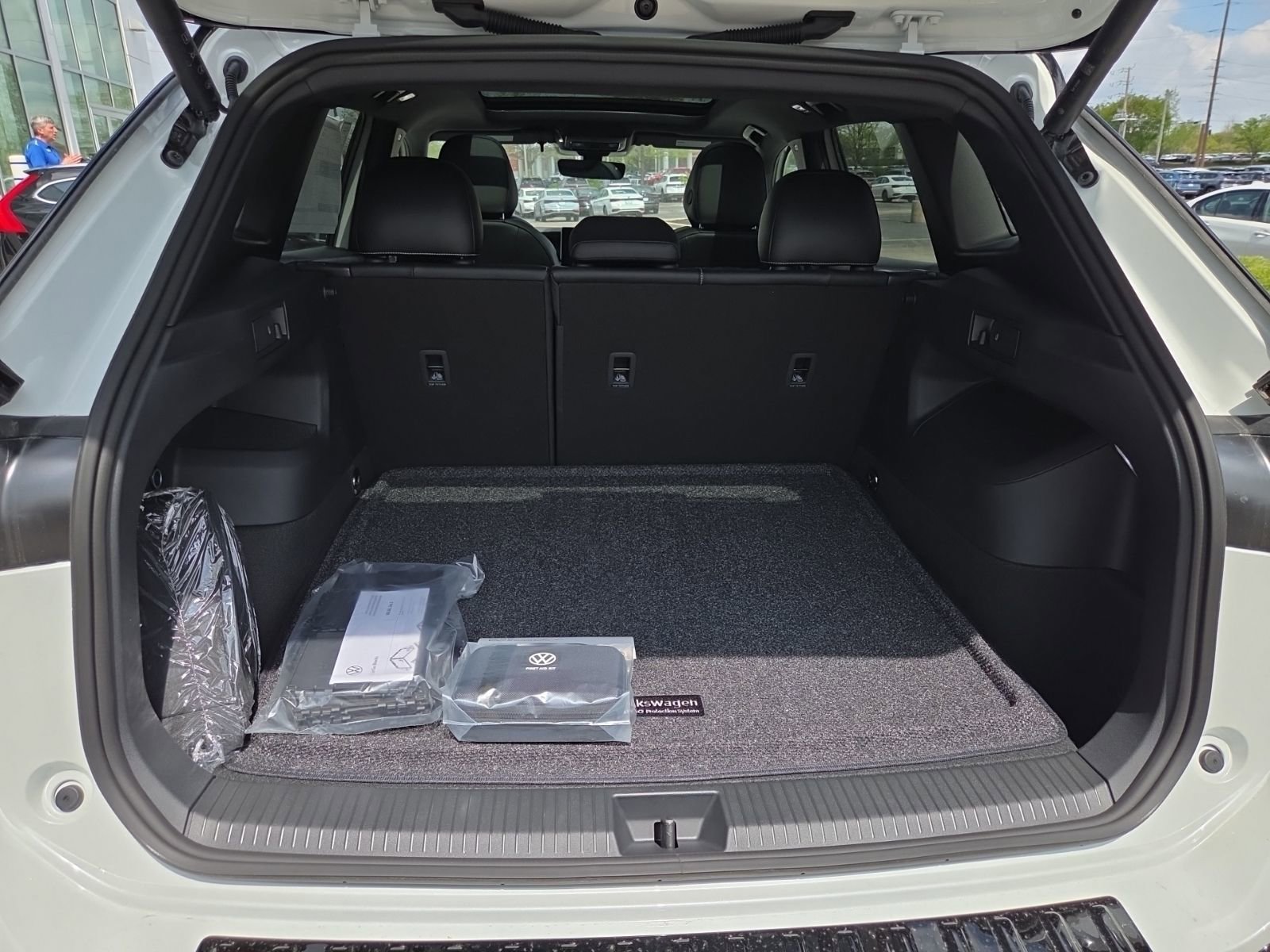 New 2026 Volkswagen Tiguan SE R-Line AWD/4WD image 9