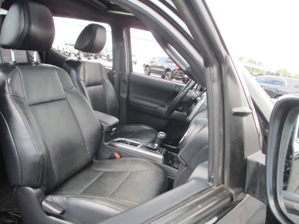 Used 2019 Toyota Tacoma TRD Off-Road AWD/4WD image 23