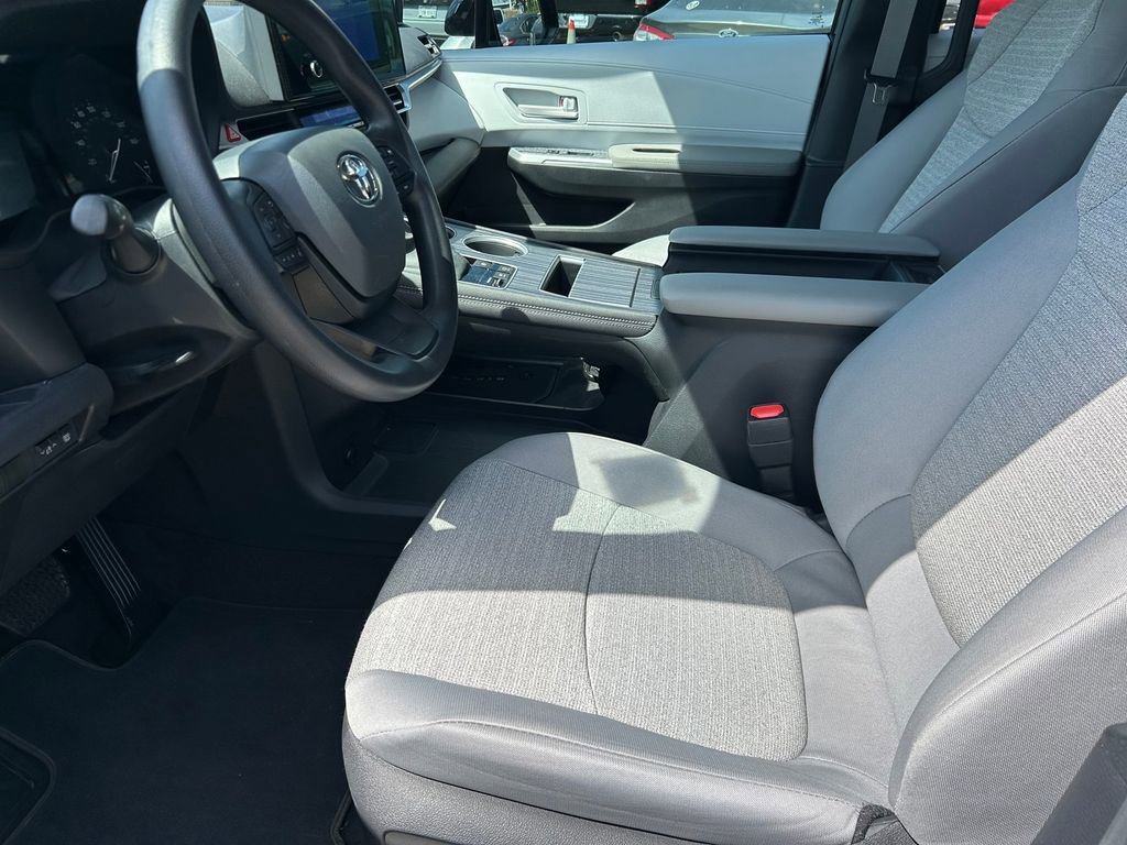 Used 2025 Toyota Sienna LE image 11