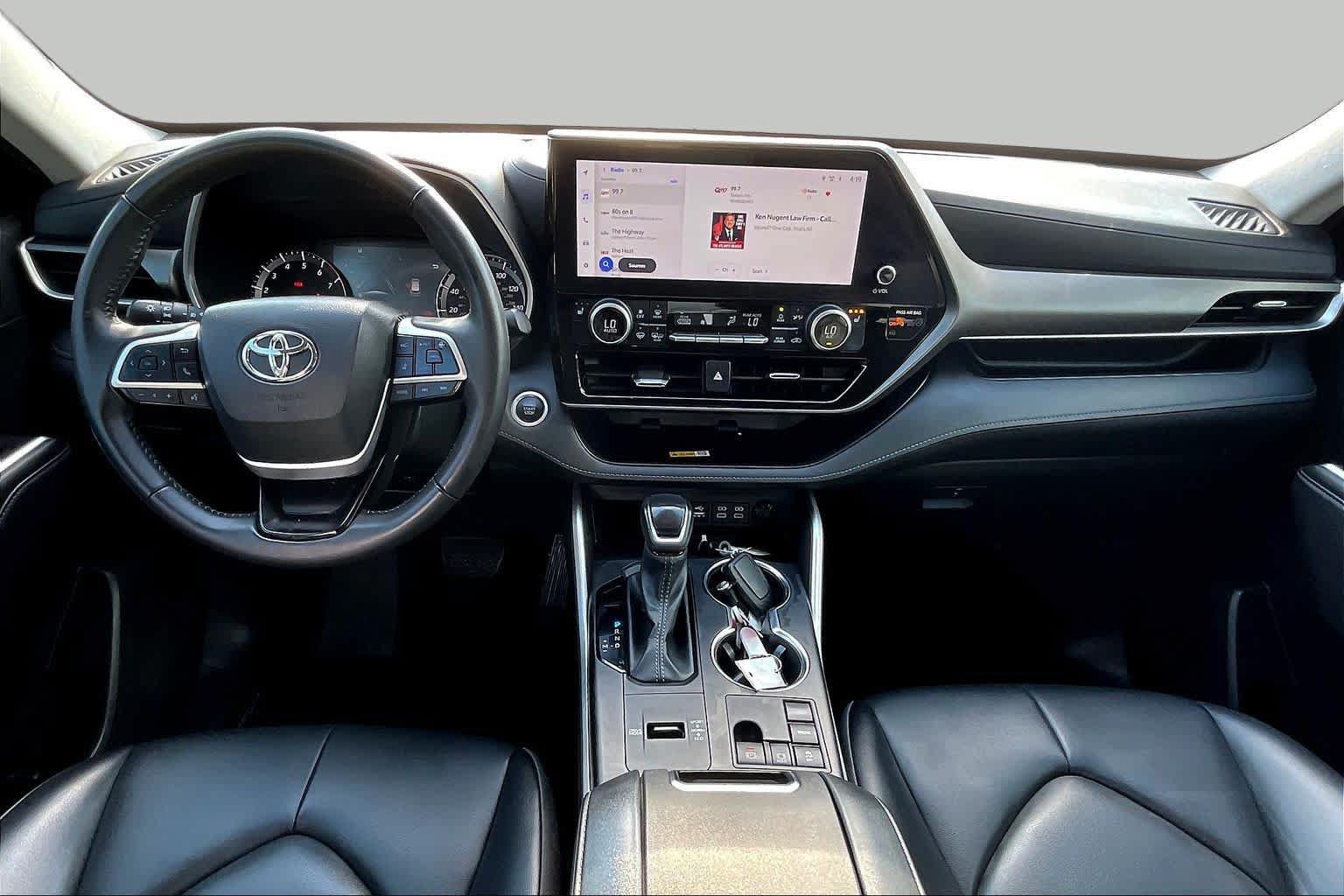 Used 2024 Toyota Highlander XLE FWD image 16