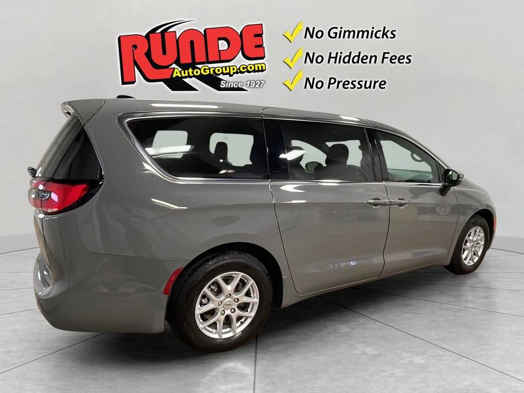 Used 2023 Chrysler Pacifica Touring image 5
