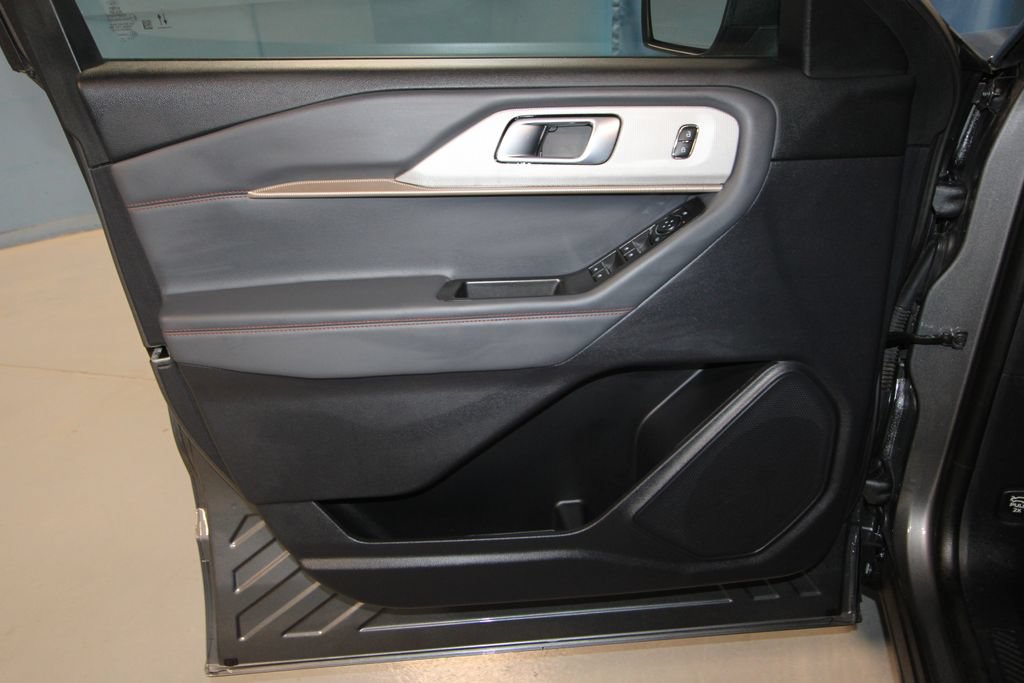 Used 2025 Ford Explorer Active AWD/4WD image 5