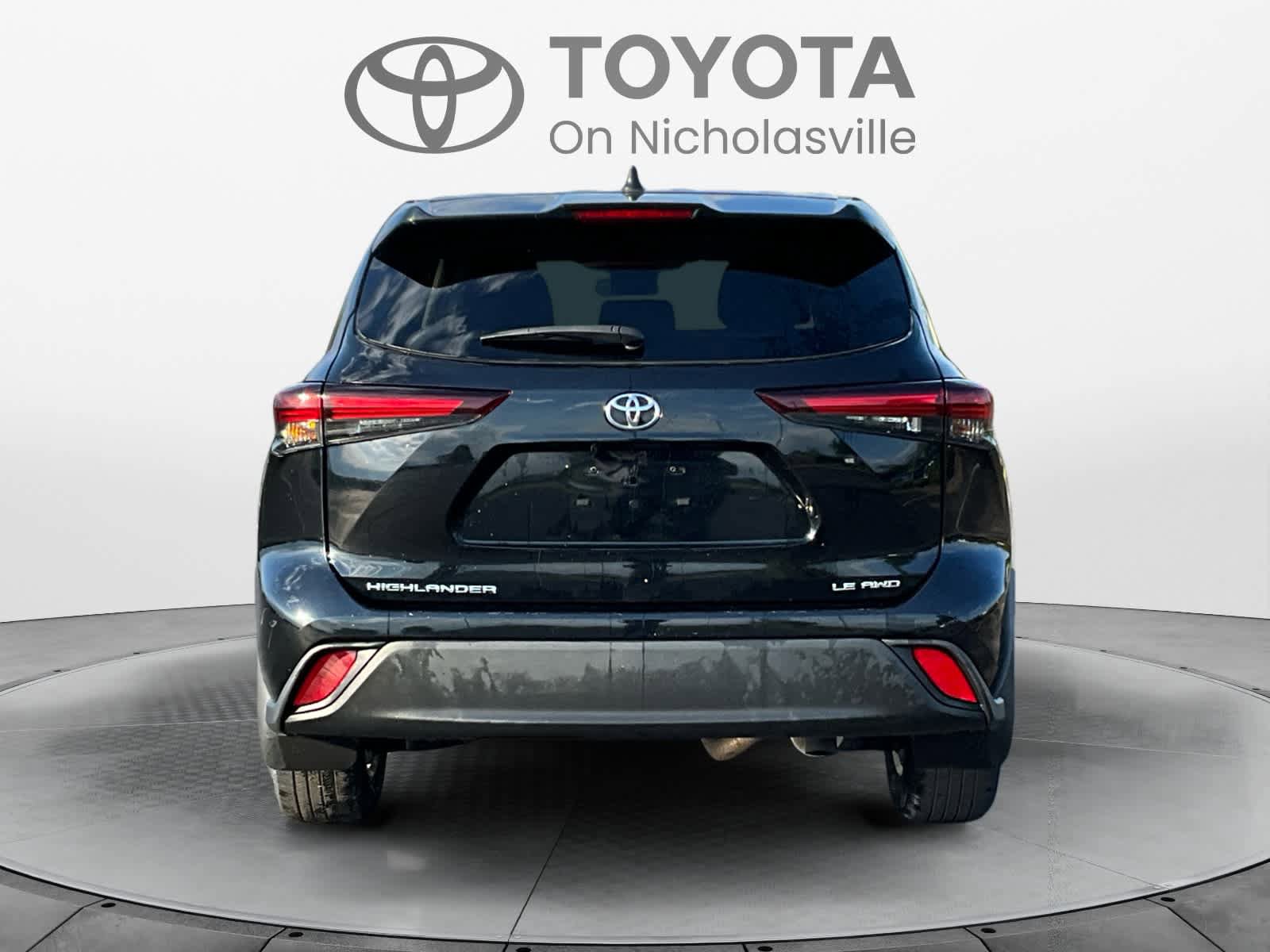 Used 2024 Toyota Highlander LE AWD/4WD image 5