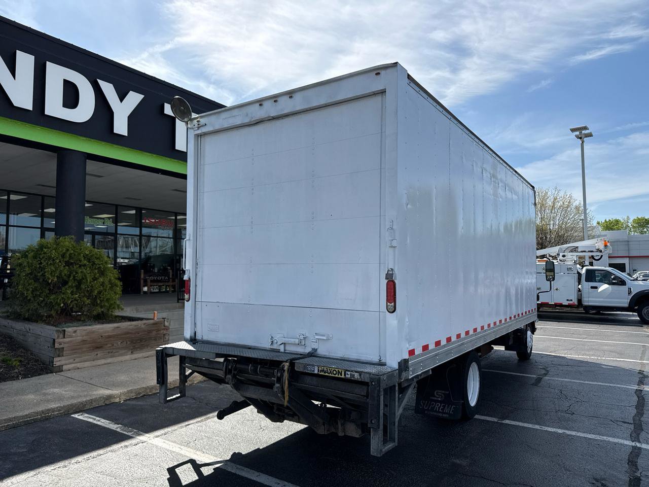 Used 2018 Isuzu NPR RWD image 9