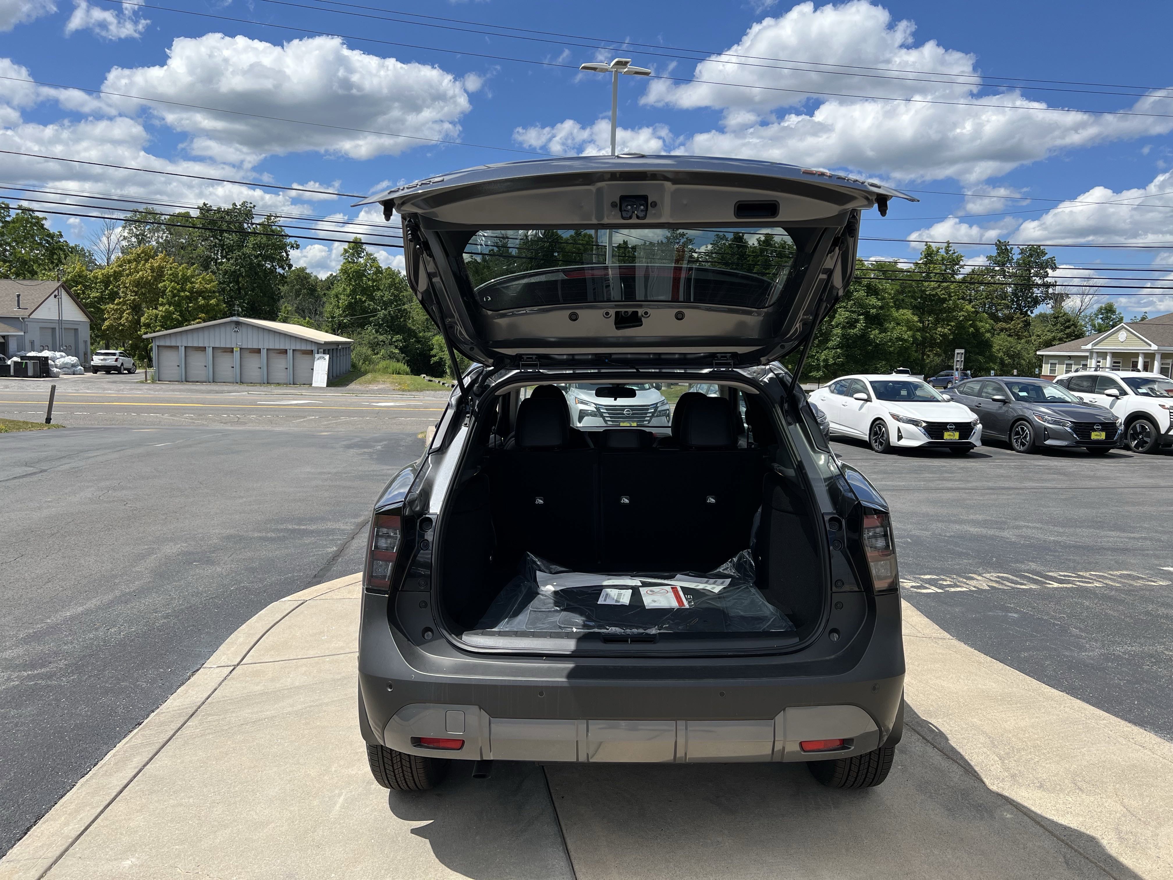 New 2025 Nissan Kicks SR image 9