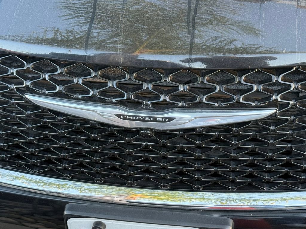 Used 2023 Chrysler Pacifica Touring-L image 7