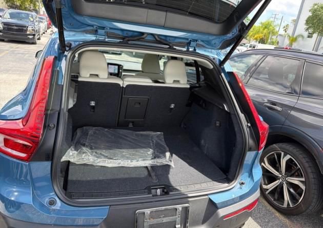 Used 2023 Volvo XC40 B5 Plus w/ Climate Package image 5