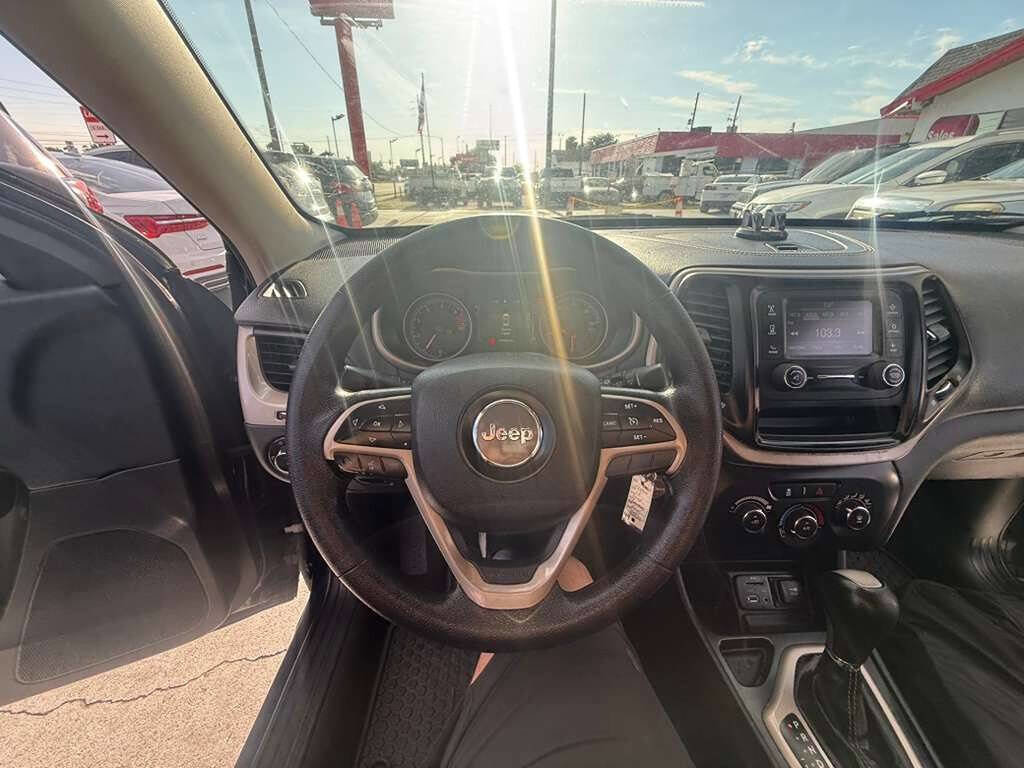 Used 2016 Jeep Cherokee Sport FWD image 18