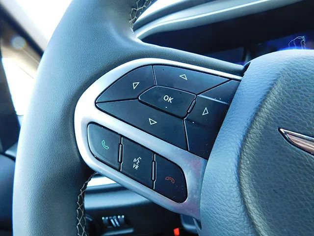 Used 2025 Chrysler Pacifica Select FWD image 19