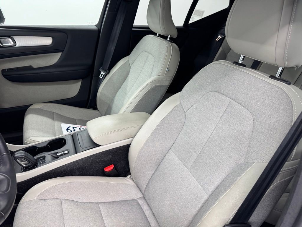 Used 2020 Volvo XC40 T5 Momentum w/ Protection Package Premier AWD/4WD image 8