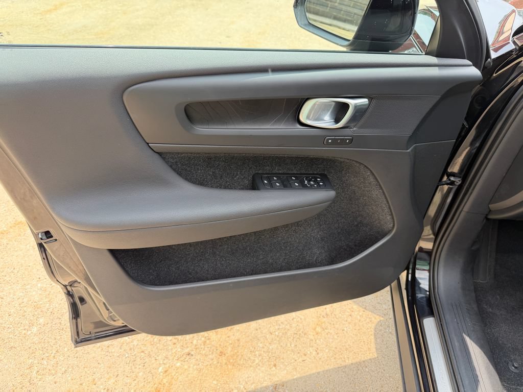 Certified 2024 Volvo XC40 Recharge Core RWD image 9
