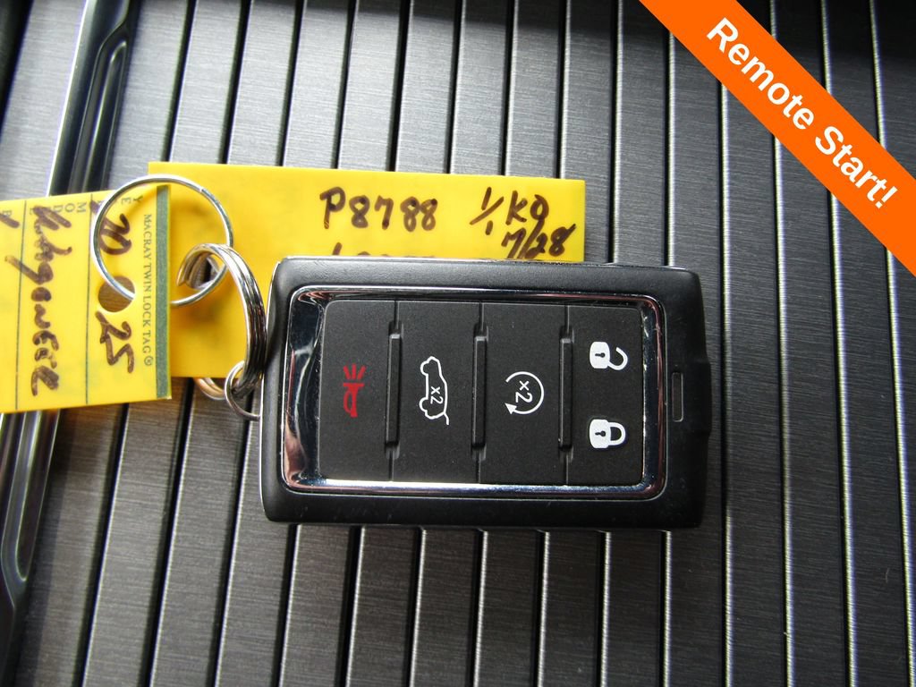 Used 2025 Jeep Wagoneer L Series II AWD/4WD image 24