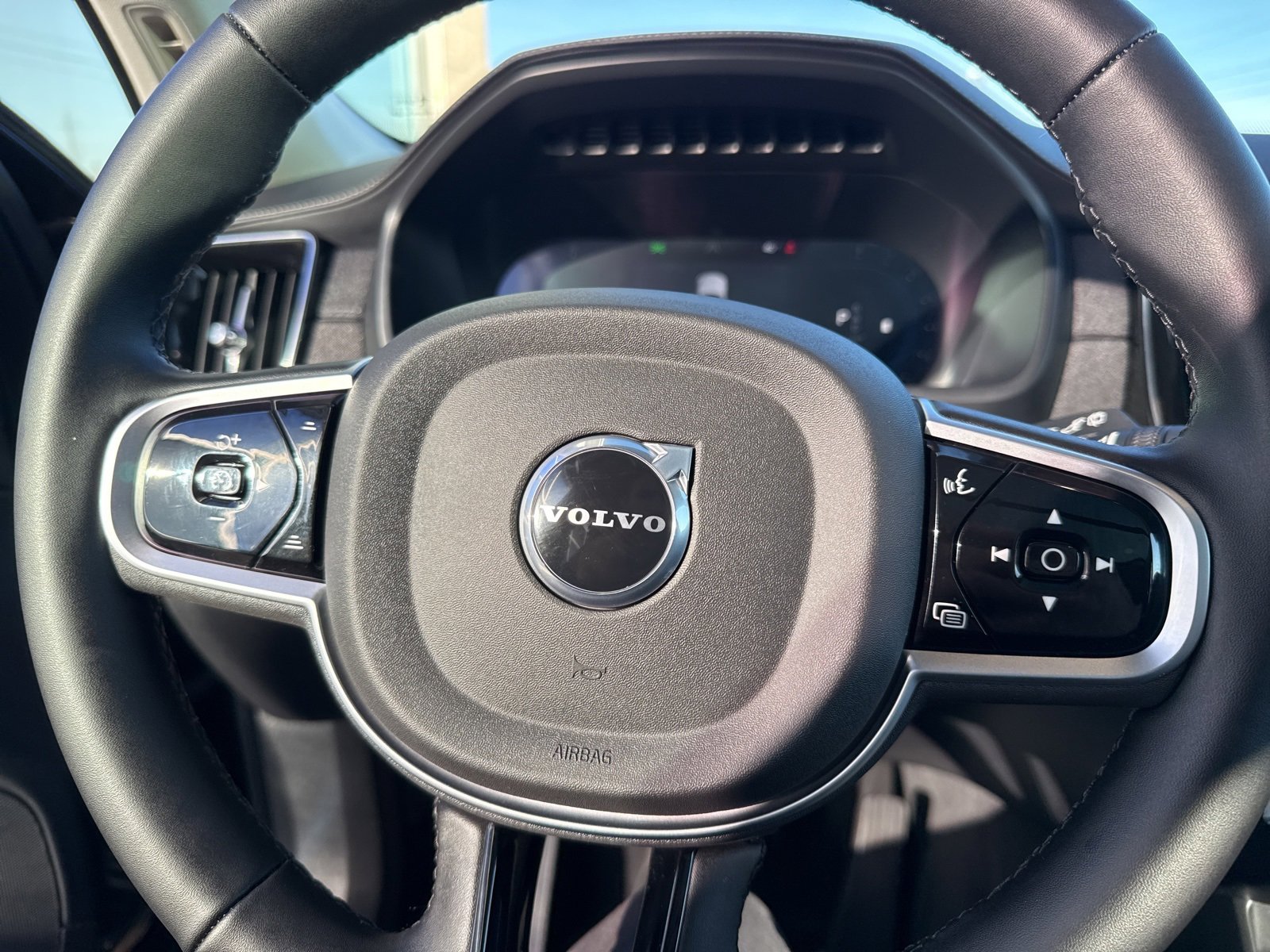 Certified 2025 Volvo XC90 B6 Plus image 26