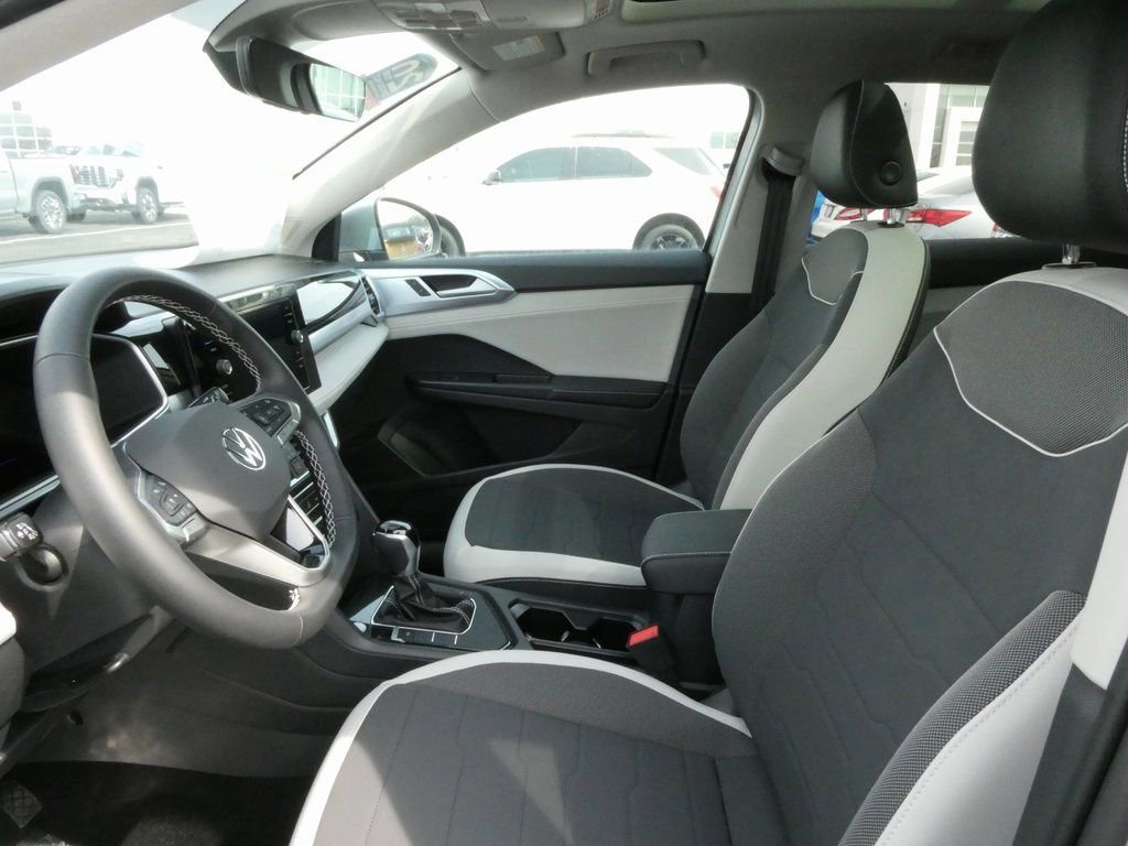 Certified 2025 Volkswagen Taos SE image 29