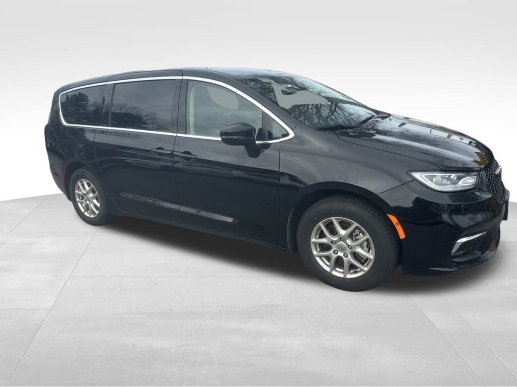 Used 2024 Chrysler Pacifica Touring-L image 27