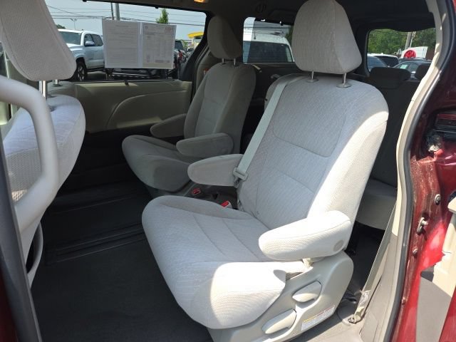 Used 2019 Toyota Sienna LE w/ LE Preferred Package FWD image 11