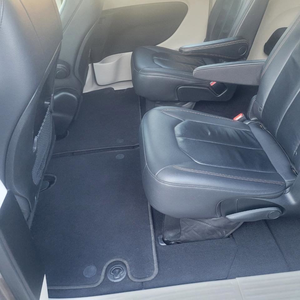 Used 2017 Chrysler Pacifica Touring-L w/ Tire & Wheel Group image 32