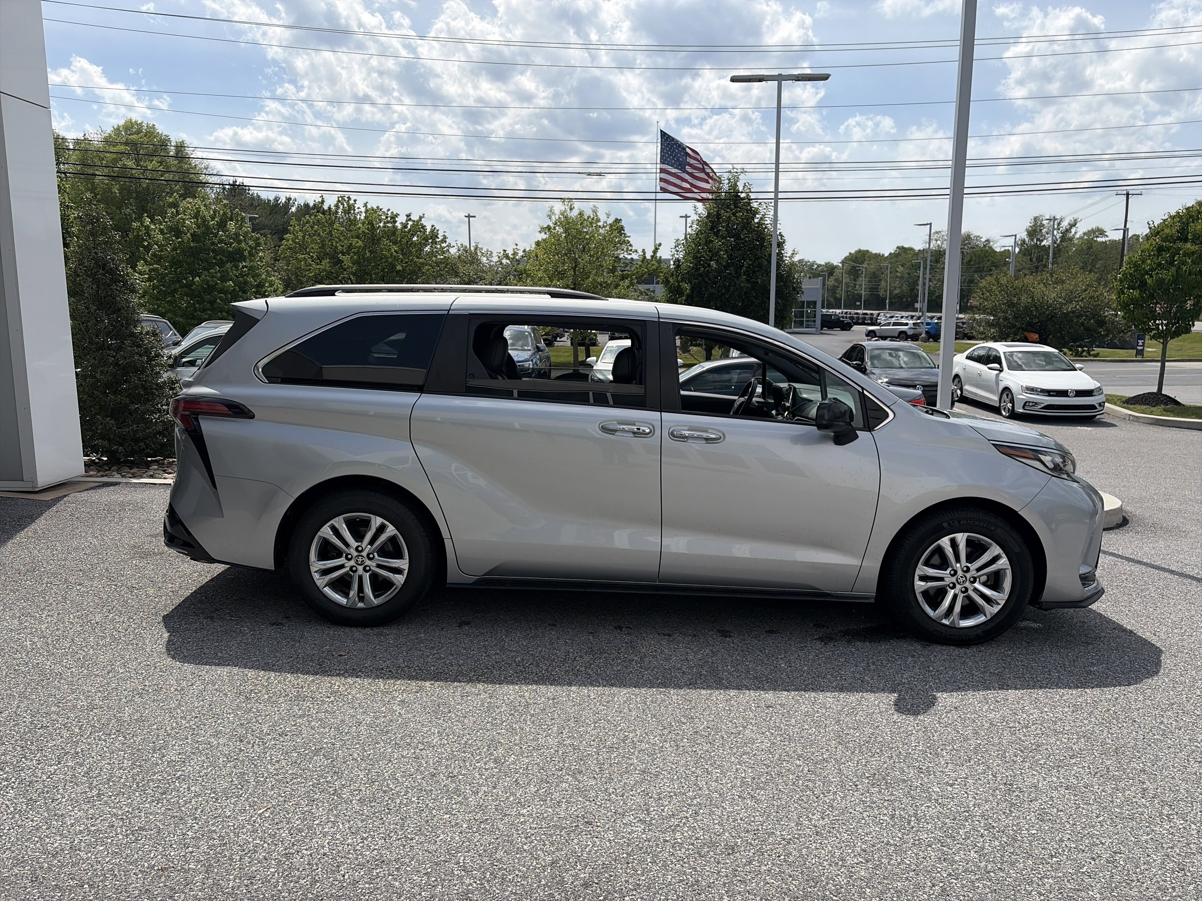 Used 2022 Toyota Sienna XSE AWD/4WD image 4