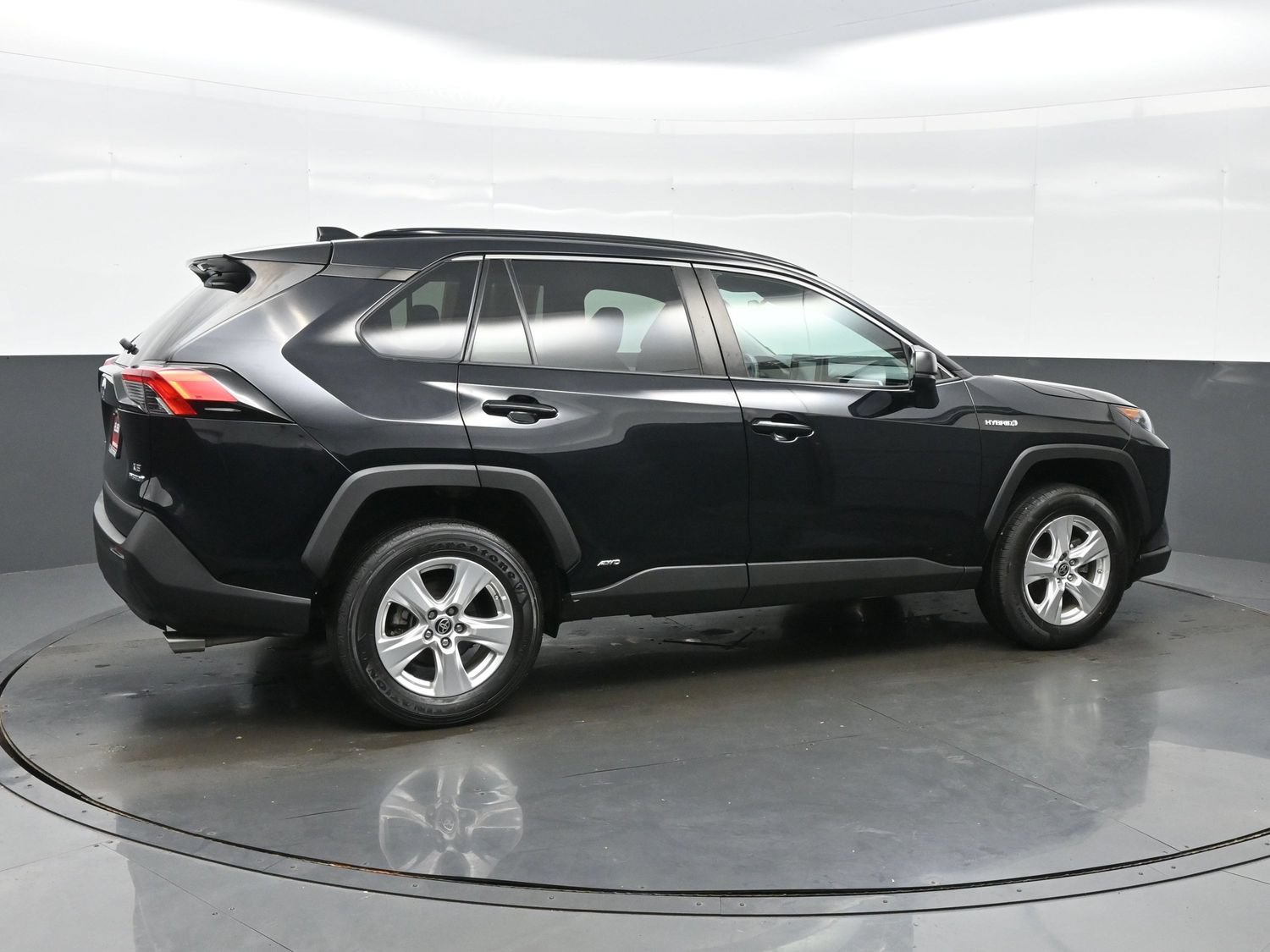 Used 2021 Toyota RAV4 LE AWD/4WD image 6